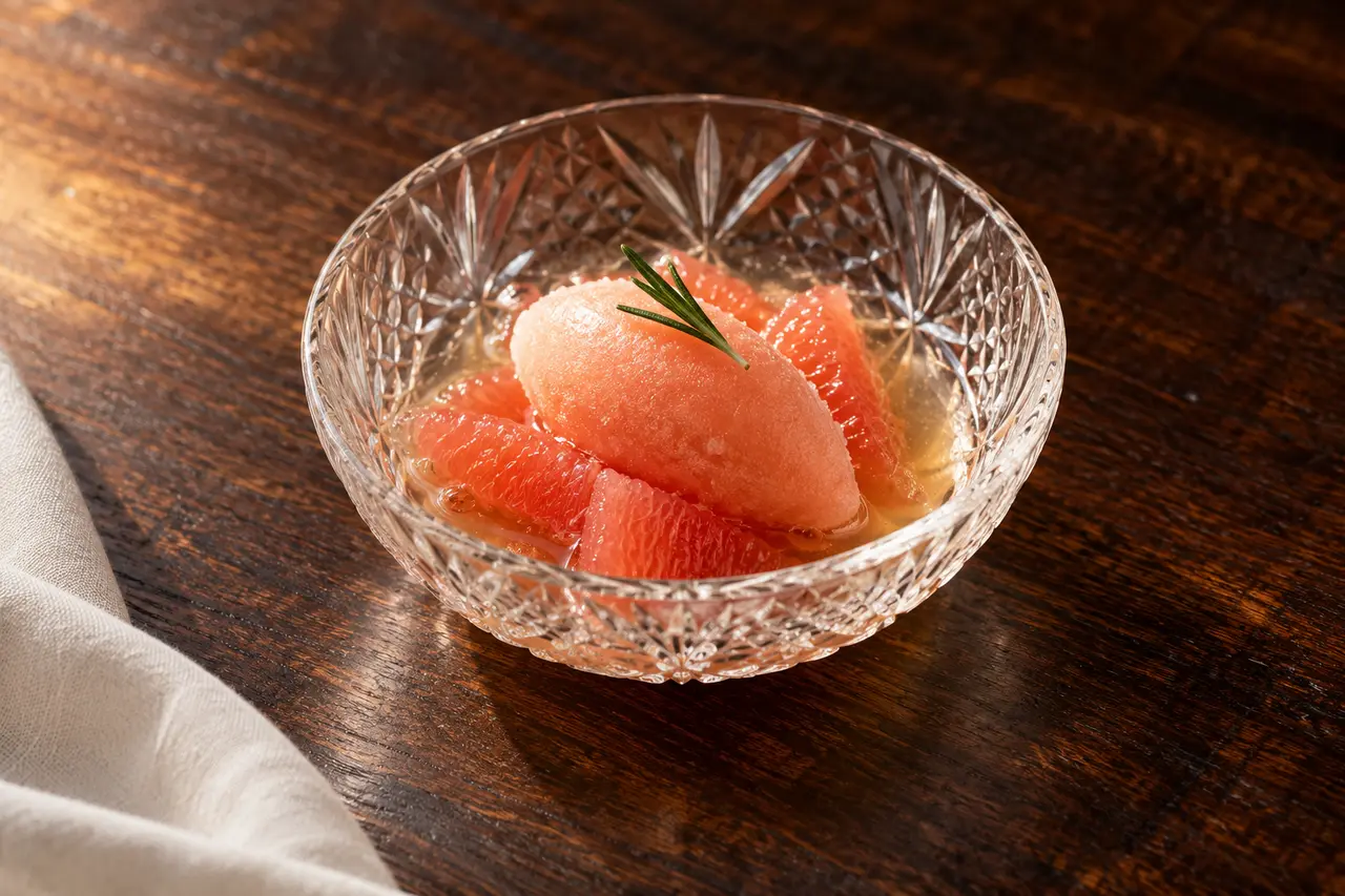 Sorbet pamplemousse, suprêmes frais et sirop léger au romarin.